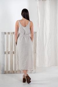 Robe d'été élégante et tendance en lin crêpe gris clair, col rond, sans manches, 100% lin, pour femme. - Product Image 3