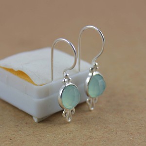 Boucles d'oreilles pendantes classiques en argent plaqué platine avec chalcédoine aqua pour mariage, fiançailles, fête, bijoux grecs - Product Image 3
