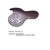 Selles de course de chevaux en cuir et synthétique.