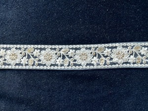 Rubans et lacets en organza brodés à la machine, écologiques, sur mesure, en tailles et couleurs assorties pour robe de mariée Desi - Product Image 4