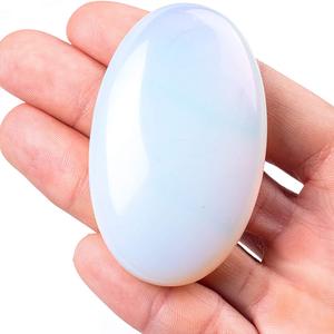 Venta caliente al por mayor Opalite cuarzo Palma piedra cristal pulido a mano para Reiki y curación de Chakra - Product Image 1