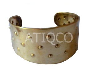 กำไลทองเหลืองโลหะอินเดียแบบแฟชั่นการออกแบบทางเรขาคณิตสีดำและสีทองโลหะ Kada สำหรับผู้หญิง | เครื่องประดับงานปาร์ตี้และสำนักงาน - Product Image 5