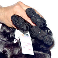 Fournisseurs en gros de tissages de cheveux humains vierges naturels non traités, ondulés et bouclés, couleur naturelle, provenant de temples indiens