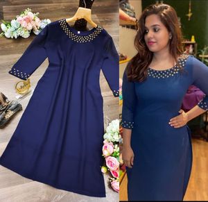 Kurti simple et décontracté pour femmes, avec travail à la main doré, uni - Product Image 4