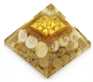 Perles artisanales Gomti Chakra Pyramide d'orgone Pyramide Vastu Pierre semi-précieuse Artisanat Décoration spirituelle indienne Feng Shui - Product Image 1