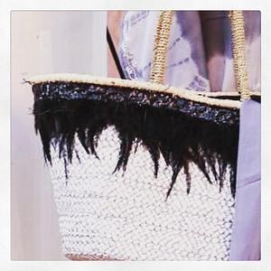 Panier en paille fait main, nouveau style 2024, magnifiquement conçu, pour le bureau, le maquillage quotidien, personnalisable avec des plumes - Product Image 1