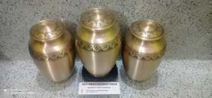 Brassworld India's Golden Brass Cremation Urn Suministro funerario de estilo americano para adultos Grabado a mano - Product Image 5