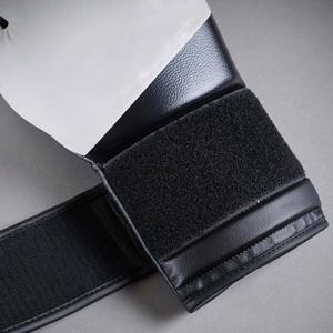 Gants de boxe professionnels confortables en PVC avec logo personnalisé et dragonne réglable légers et antidérapants - Product Image 6