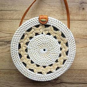 Bolso Redondo de Ratán Blanco con Patrón de Trenzado - Product Image 4