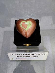 Urna de cremación de flores pintada a mano de aluminio de estilo americano, recuerdo de corazón de dos patas de Brassworld India, suministros funerarios - Product Image 6