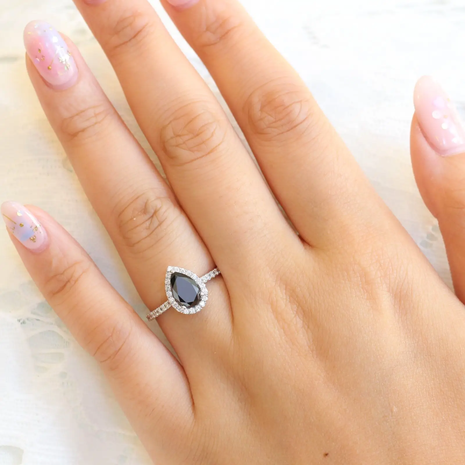 スパークリングブラックダイヤモンドリングK14ホワイトゴールドスタイリッシュな婚約指輪、レアブラッククラウントレンディなデザイナージュエリー