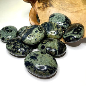 Venta al por mayor pulido Kambaba jaspe piedra cristal curativo para corazón Chakra amor relajación equilibrio emocional Palma preocupación piedra - Product Image 3