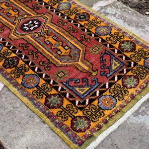 Alfombra Turca Pequeña Amarilla y Roja de Primera Calidad - Product Image 1
