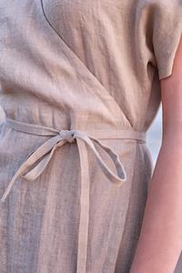 Robe en lin brodée tendance et élégante pour femme, grise, col en V, boutonnée, manches mi-longues, longueur ras du sol, coupe naturelle - Product Image 2