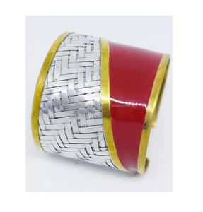 Brazalete indio Bangalore texturizado y martillado, estilo vintage 1925, de la Feria de Joyería de Verano de Abril de Louisiana, para hombre y mujer. - Product Image 3
