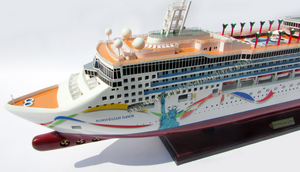 NORWEGIAN DAWN (OBRA DE ARTE DE LA ESTATUA DE LA LIBERTAD) CRUCERETA / MODELO DE BARCO DE MADERA / MODELO ARTESANAL - Product Image 3