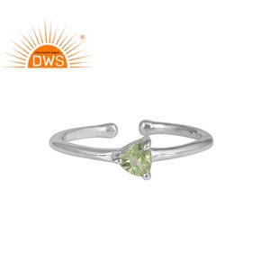 Anillo de Plata de Ley con Engaste de Peridoto Triangular Hecho a Mano, Joyería Moderna para Fiestas - Product Image 1