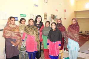 Exquisitos pendientes de rafia geométricos bohemios personalizados para mujer, joyería de oro a precio mayorista para ocasiones navideñas y de regalo - Product Image 6