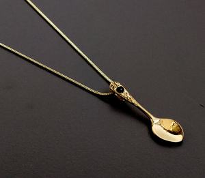 Petite cuillère couleur or avec pendentif chaîne en pierre d'onyx noir - Product Image 1
