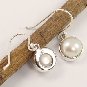 Pendientes de corte redondo brillante con piedra preciosa de perla de agua dulce en 925 pendiente de alambre de oreja de plata esterlina sólida perfecto para el uso diario - Product Image 1