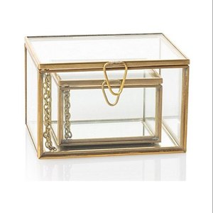 Boîte à bijoux en verre rectangulaire avec couvercle à charnière, design minimaliste, cadre doré, détail chaîne - Product Image 1