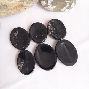 Cristal pulido de piedra de preocupación de pulgar de turmalina negra para puesta a tierra y limpieza de energía negativa - Product Image 3