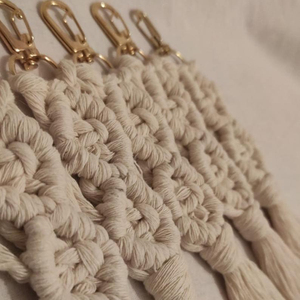 Pluma de Macramé Hecha a Mano Bliss - Product Image 1