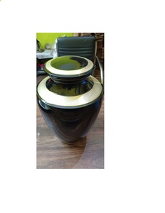 Urna de cremación de latón negro de Brassworld India con suministros funerarios de grabado de línea dorada ancha - Product Image 1