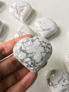 Cristal de howlite naturel en forme de cœur, pierre précieuse polie, sculpture en forme de cœur - Product Image 3