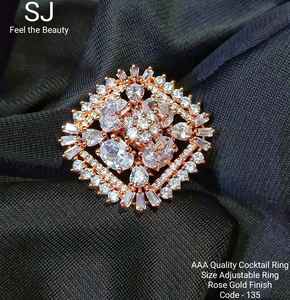 El elegante anillo grande de plata con diamantes chapados en oro de Meetali Creation, ligero para bodas, fiestas, compromisos o regalos perfectos - Product Image 2