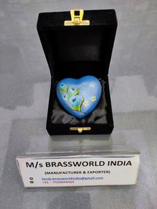 Urna de cremación de flores pintada a mano de aluminio de estilo americano, recuerdo de corazón de dos patas de Brassworld India, suministros funerarios - Product Image 4