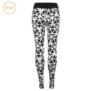 Legging de yoga sur mesure pour femmes, matériau confortable de haute qualité, dernier modèle avec logo à la taille pour l'entraînement - Product Image 5
