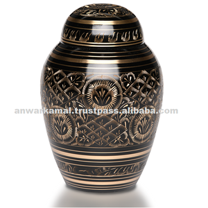 Urnas de cremación de latón dorado y negro, grabado por A.K, India - Product Image 4