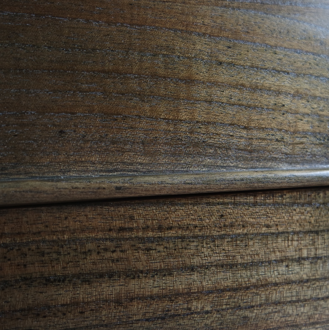 สีเทาผุกร่อน