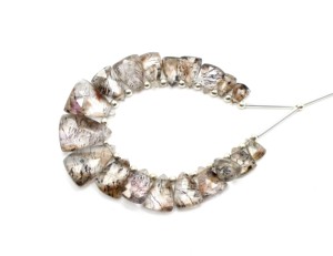 Cuentas de piedra de corte facetado de rutilo de amatista Super Seven Natural FORMA DE trillón - Product Image 6