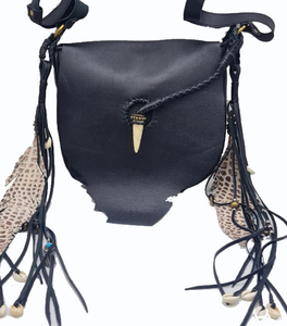 Bolso Bandolera de Cuero Genuino Estilo Étnico Vintage Hecho a Mano con Borlas, Forro de Algodón y Cierre de Cremallera, Aspecto Tradicional Indio - Product Image 1