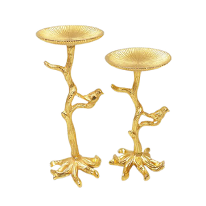 Juego de Dos Portavelas Decorativos de Aluminio Clásico Hechos a Mano en Color Dorado, de Diferentes Tamaños, para Decoración de Mesa en Bodas y Navidad - Product Image 1