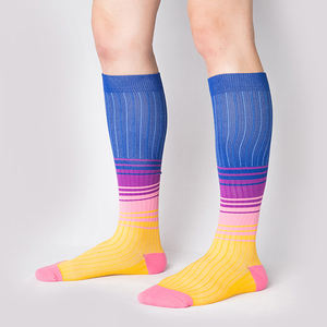 Vente en gros de chaussettes de compression de sport de course à pied personnalisées de haute qualité Chaussettes unisexes Chaussettes avec logo personnalisé Chaussettes de sport athlétique - Product Image 3