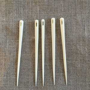 Aiguilles en os de buffle poli Viking naturel avec motif religieux pour tricoter de la laine par Natural Creations Inc - Product Image 2