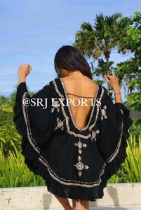 Robe tunique bohème noire brodée en rayonne, manches chauve-souris, ourlet à volants, coupe ample, longueur mini, tenue décontractée d'été écologique - Product Image 4