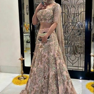 ชุดเดรส lehenga & choli แบบลำลองที่มีสไตล์และน่าทึ่งพร้อมการปักลายดอกไม้เป็นเส้นเงายาวถึงพื้น - Product Image 1