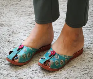 女士手工制作的民族鞋皮革Kalamkari鞋类，印度印花Jutti
