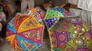 Parapluie de jardin vintage traditionnel indien brodé à la main petit design pliant pour adultes pour mariage et fête - Product Image 4