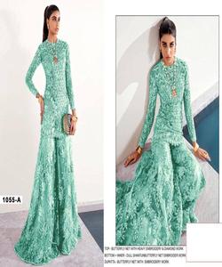 Night Dance NavratriLehengaCholi para mujer en negro con blusa de terciopelo bordado pesado - Product Image 3