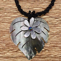 Collier Hawaïen Personnalisé avec Coquillages Gravés, Pendentif Feuille en Nacre Sculptée, Collier Perlé pour Femme