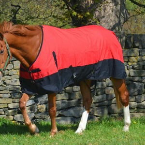 Couverture de cheval imperméable rouge avec rabat de queue moyen et 2 sangles de jambe en tissu Oxford - Product Image 2