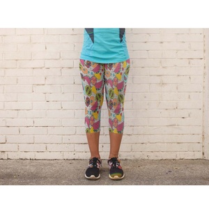 Capri elástico de poliéster y LICRA para mujer, pantalones cortos de Yoga brillantes para ejercicio, Capri estampado de cintura alta con bolsillos - Product Image 4