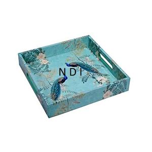 Plateau carré en bois fabriqué à la main avec finition émaillée design et poignées Plateau de service doux écologique - Product Image 1