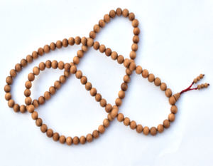 Sándalo Japa Mala Beads Collar Fragancia de larga duración Ecológico Cuentas de madera natural Sur DE LA India para la oración de meditación - Product Image 1