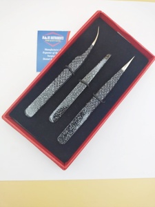 Las mejores pinzas profesionales de acero inoxidable para pestañas y cejas, pinzas de extensión negras brillantes con embalaje de caja sostenible - Product Image 3